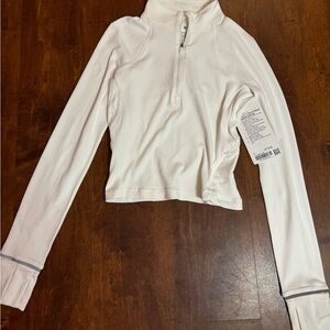 size 4 Lululemon, it’s rulu run ribbed cropped half zip